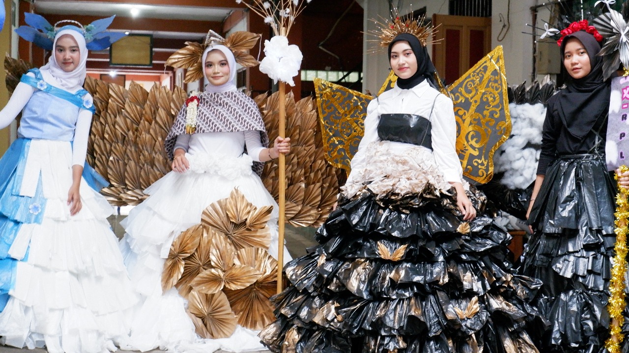 FASHION SHOW MENGGUNAKAN LIMBAH PLASTIK