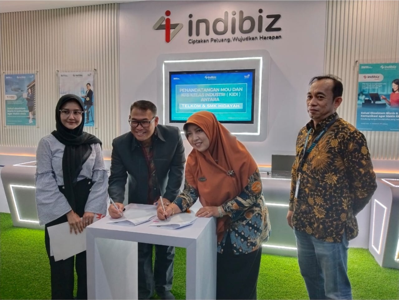 PENANDATANGANAN MOU BANTUAN DUA UNIT PC BERSAMA PT. TELKOM INDONESIA