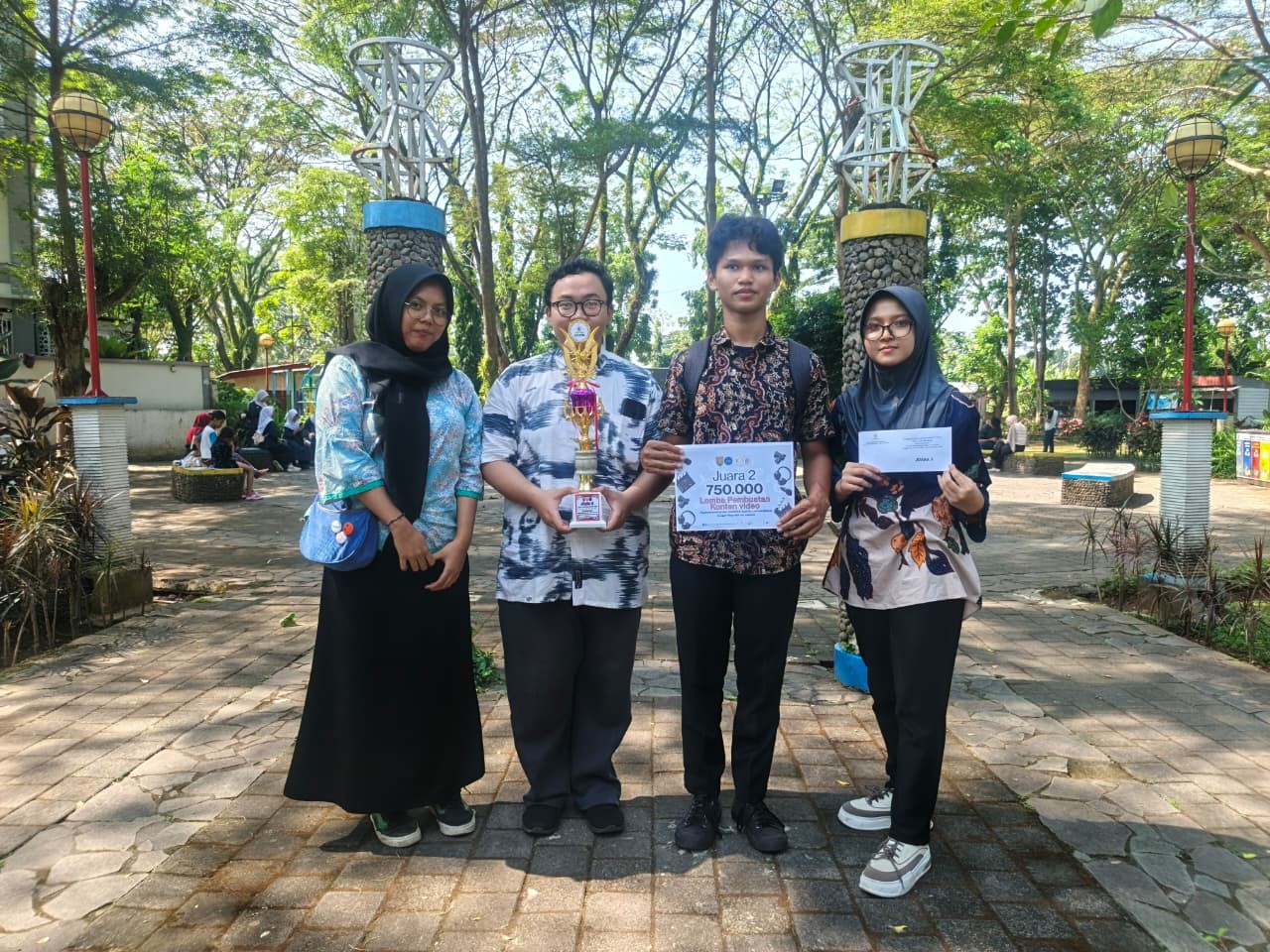 SISWA-SISWI SMK HIDAYAH MERAIH JUARA 2 LOMBA PEMBUATAN KONTEN VIDEO TINGKAT KECAMATAN BANYUMANIK